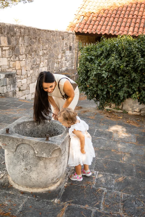 Dijete i majka gledaju u bunar - Pikselica fotograf Split.