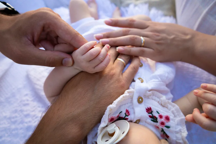 Fotografija roditelja kako drže ruke male bebe - Fotograf za vjenčanja i krštenja Split Pikselica.