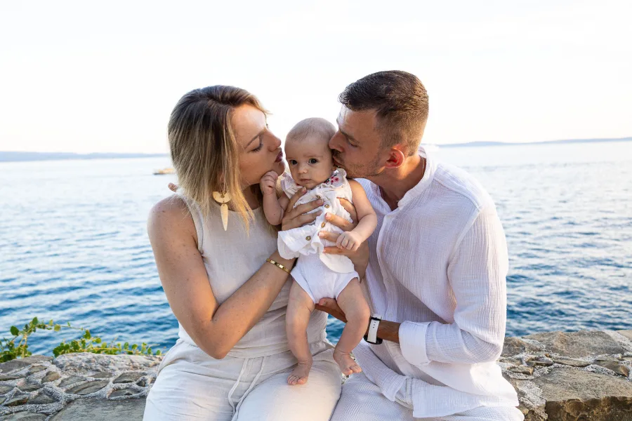 Roditelji na fotografiranju s bebom uz more - Fotograf Split za vjenčanja i krštenja.