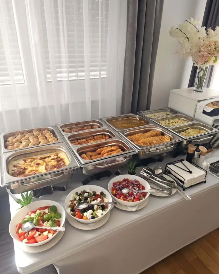 Buffet salata, hladnih i toplih predjela na stolu Catering Gala Zagreb.