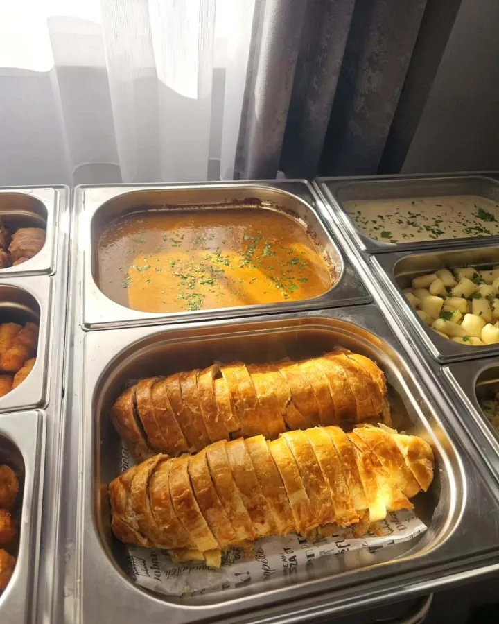 Juha i pečena rolada Catering Gala Zagreb.