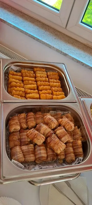 Kroketi i meso omotano u slaninu Gala Catering Zagreb.