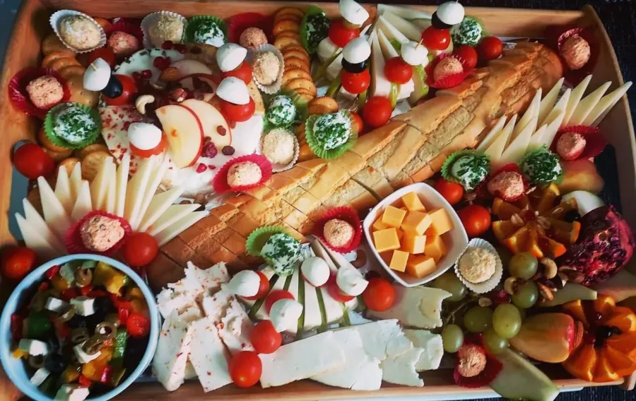 Hladna plata sa sirevima i krekerima.