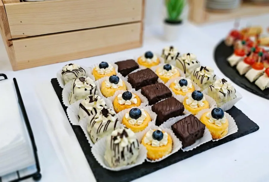 Razni mali deserti u papirnatim čašicama.