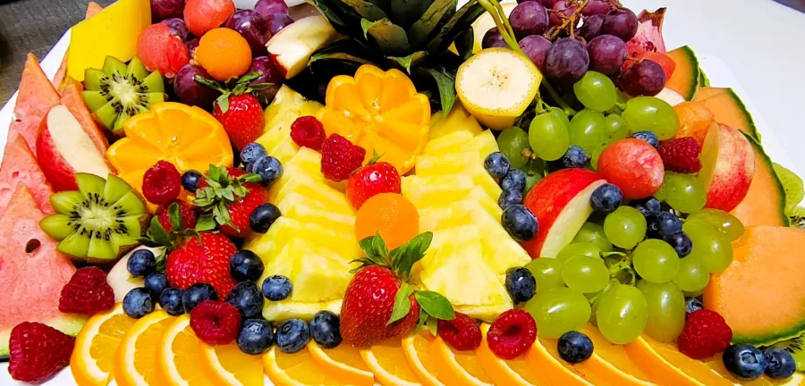 Plata voća - lubenica, ananas, jagode, kivi, grožđe, brovnice - Catering Gala Zagreb.