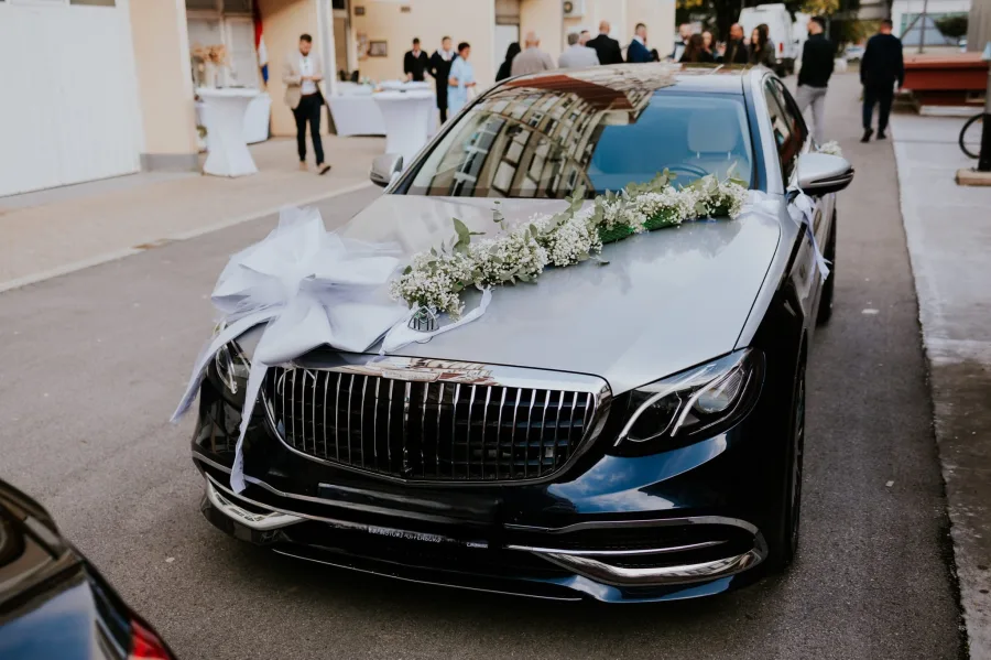 Dekoracija auta za vjenčanje Mecedes Maybach Zagreb.