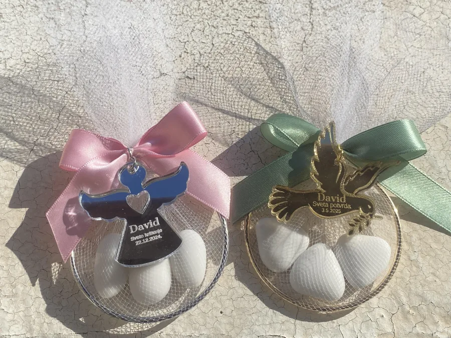 Sveto krštenje zahvalnice u obliku golubice i anđela.