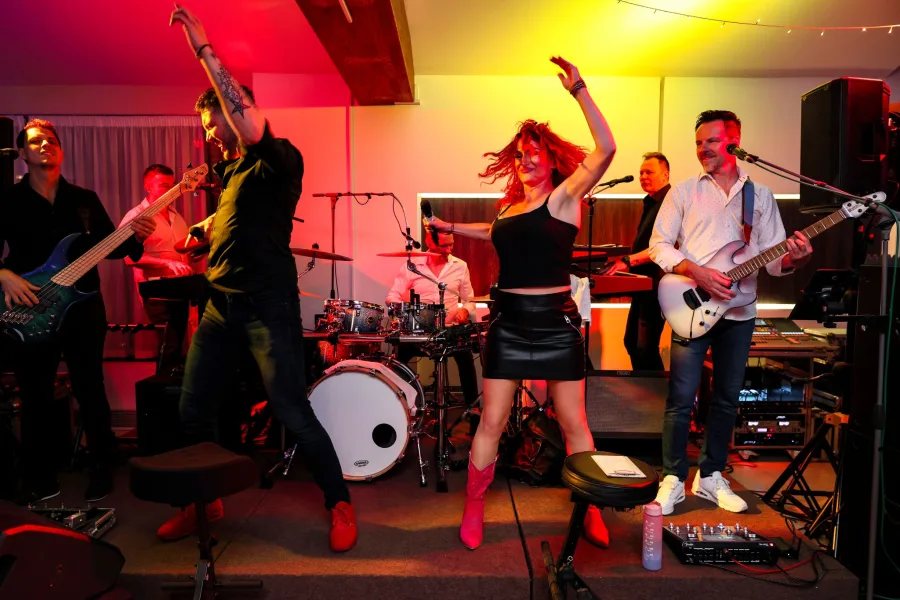 Grupa Joy, Estera Strmečk i Alen Bičević na vjenčanju plešu na pozornici.