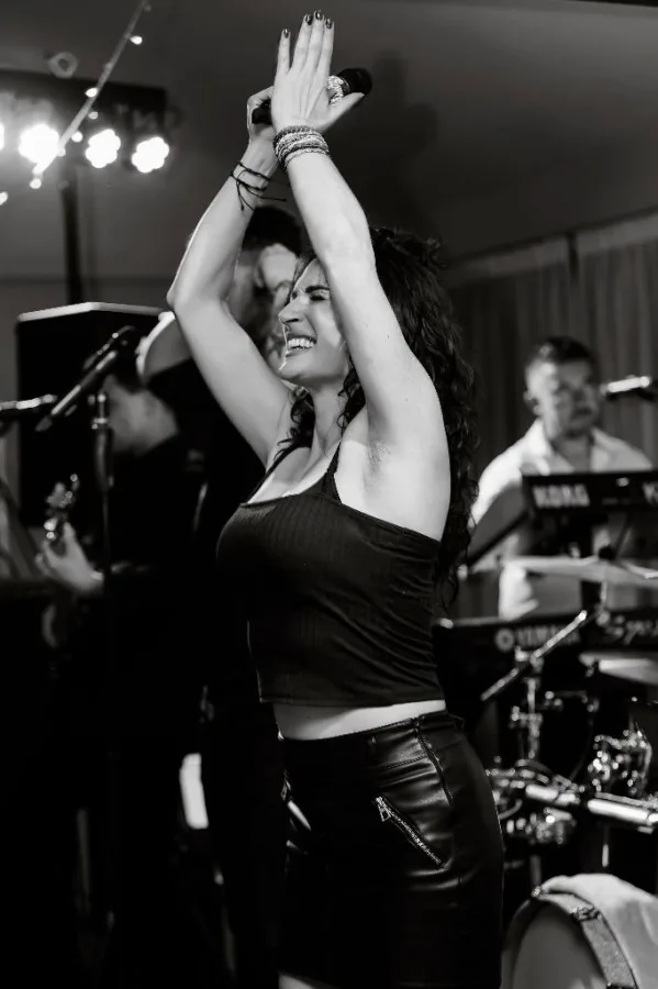 Grupa Joy Estera Strmečk na pozornici na vjenčanju.