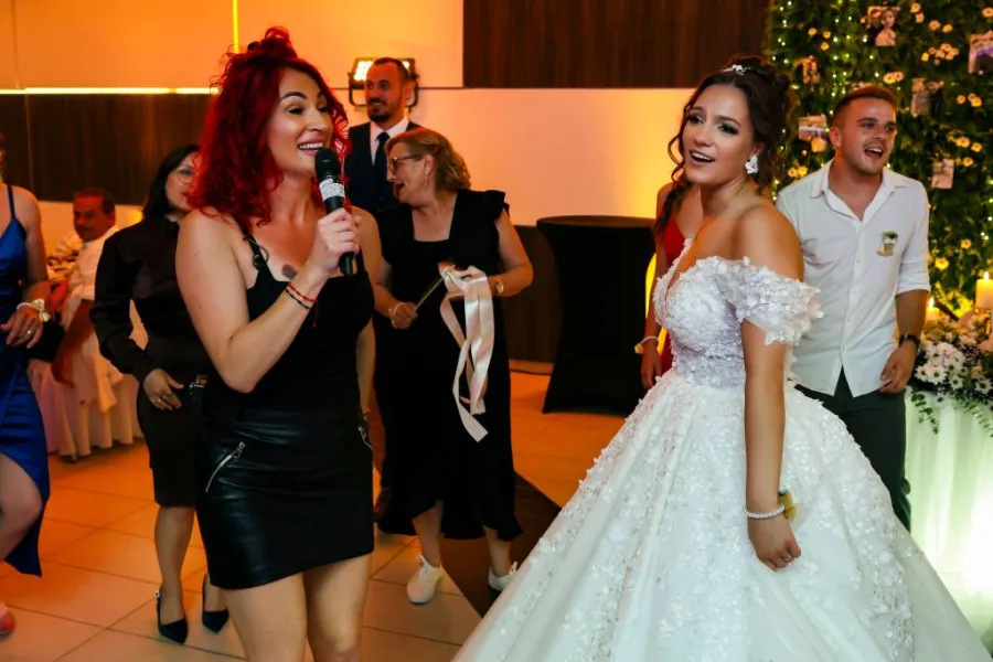 Estera Strmečk pjeva na vjenčanju s mladenkom Grupa Joy.