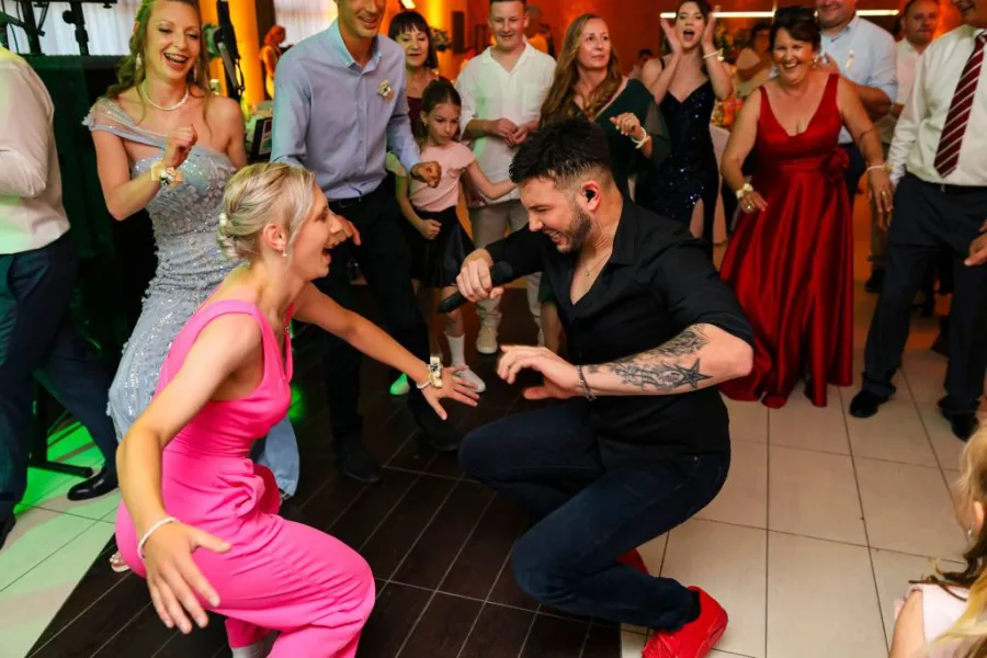 Alen Bičević pleše na vjenčanju s gostima - Grupa Joy Zagreb.