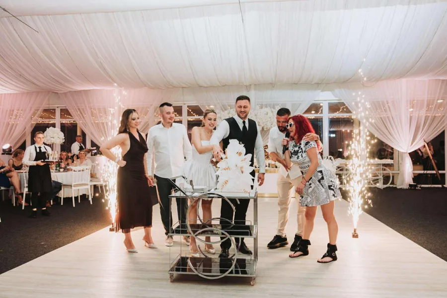 Grupa Joy pjeva na vjenčanju dok mladenci režu svadbenu tortu.