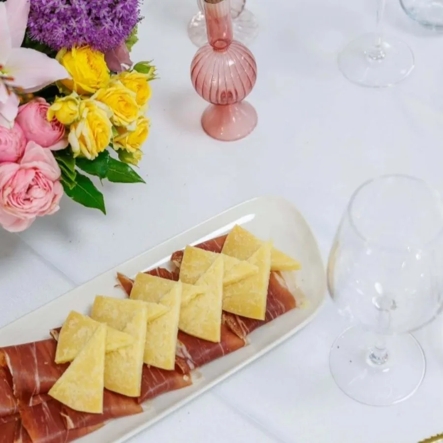 Pršut i sir na stolu Hacienda Amore Imanje za vjencanje Kaštela Split.
