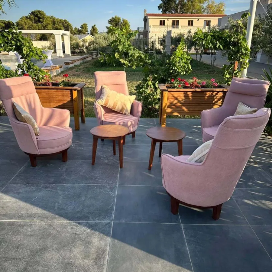 Roze fotelje na terasi u prirodi na imanju za vjenčanje.