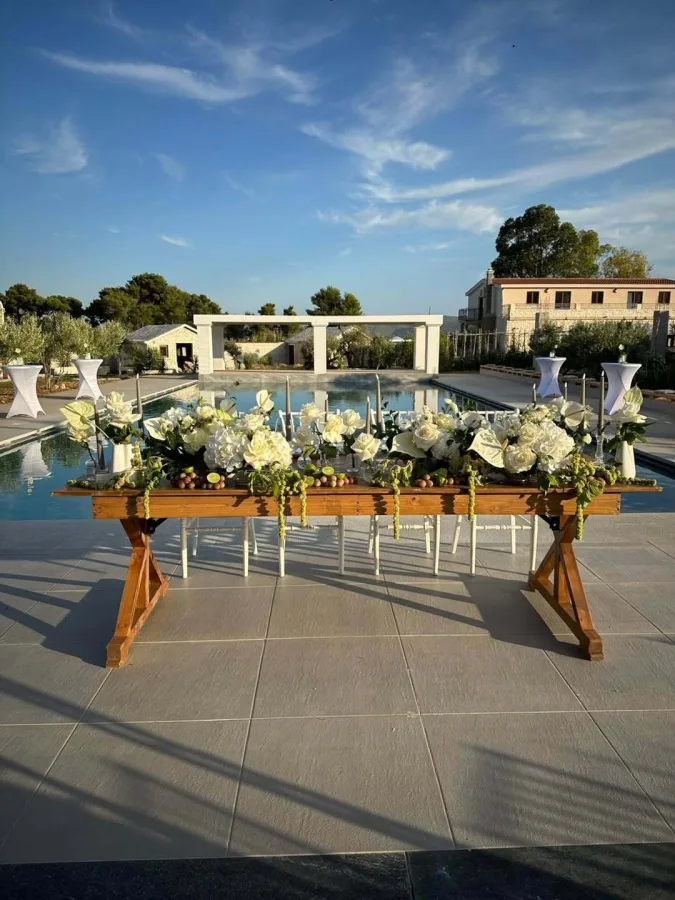 Stol za mladence s bazenom u pozadini na imanju Hacienda amore.