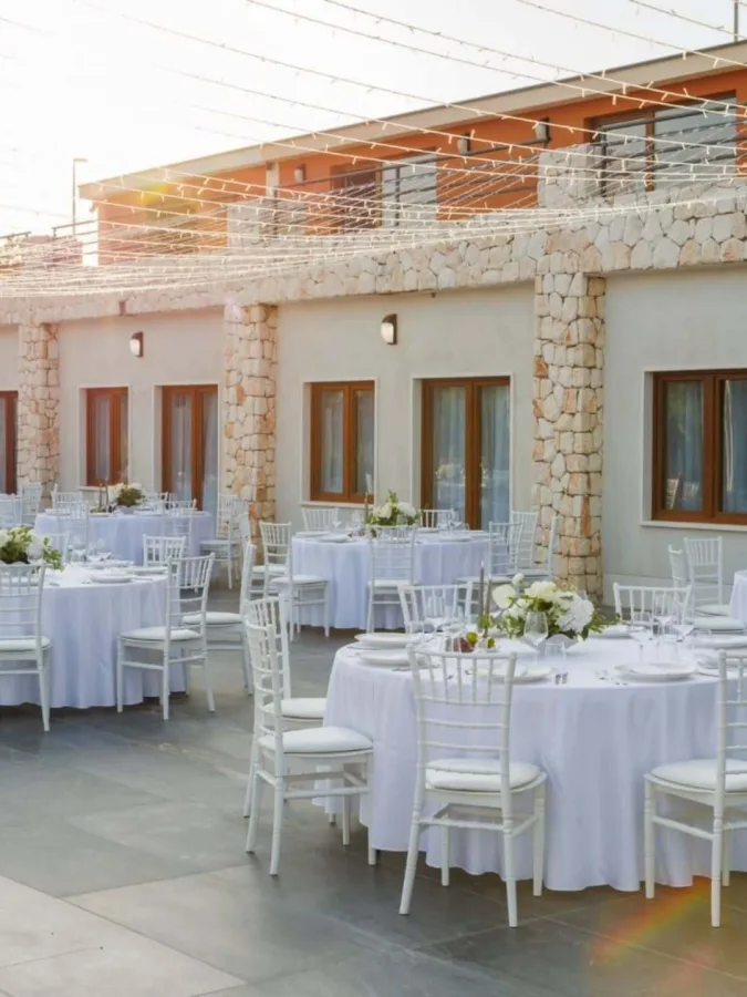 Terasa za vjenčanje s okruglim bijelim stolovima na imanju Hacienda Amore u blizini Splita.