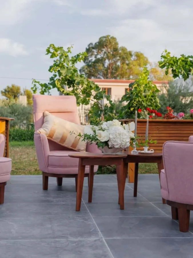 Terasa za vjenčanje s rozim foteljama na imanju Hacienda Amore Kaštel Štafilić.