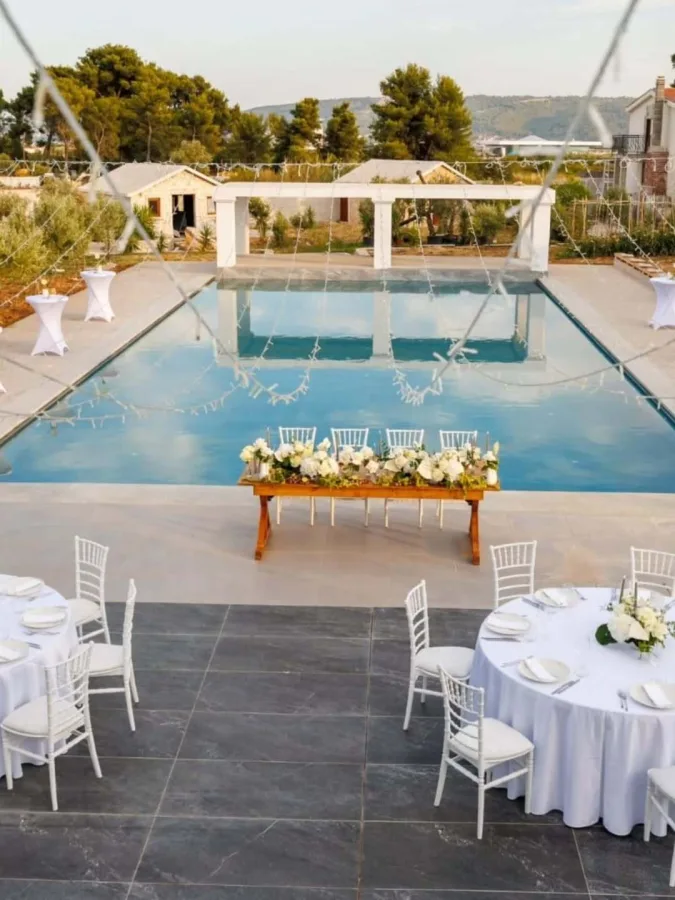 Vjenčanje i vjenčani stolovi uz bazen u blizini Splita na Imanju Hacienda Amore.