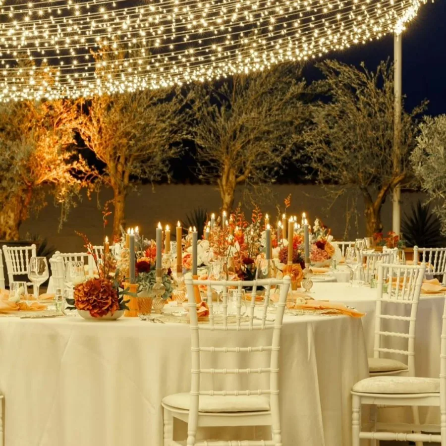 Stolovi za vjenčanje na otvorenom pod lampicama Split.