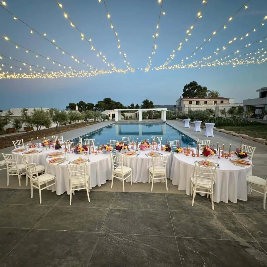 Okrugli stolovi za vjenčanje uz bazen na imanju Hacienda amore.
