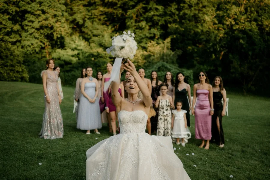 Mladenka baca bijeli buket na livadi u prirodi na imanju Marincel.