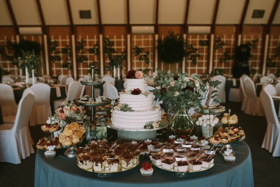 Slatki stol na vjenčanju - torta i ostali kolači.