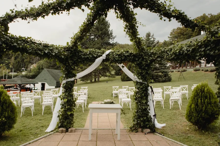 Sjenica za obred na otvorenom u prirodi na livadi u Zagrebu.