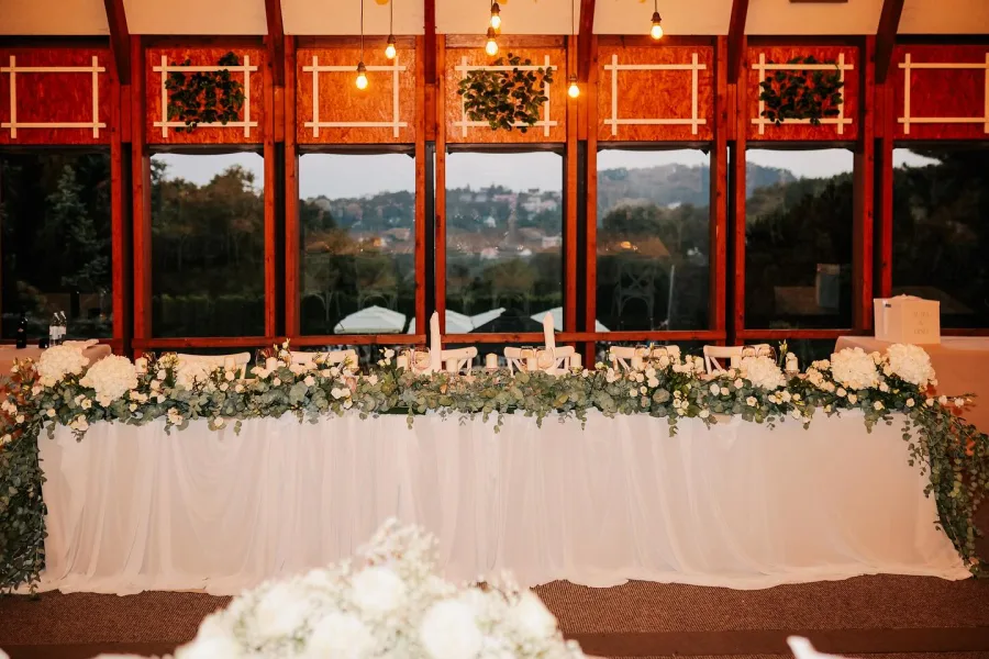 Dekoriran stol za mladence u sali za vjenčanja.