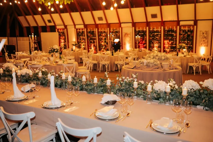 Uređeni i dekorirani stolovi na vjenčanju.