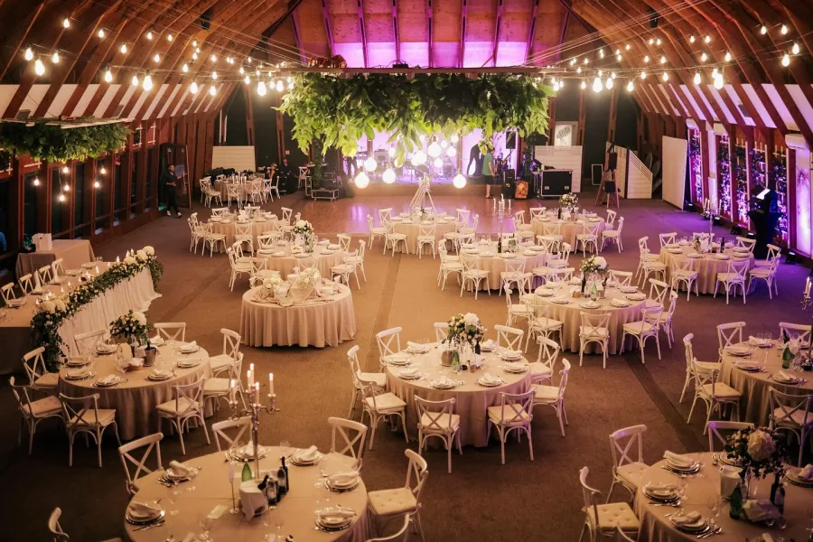 Pogled na veliku salu Imanja Marincel s visine.