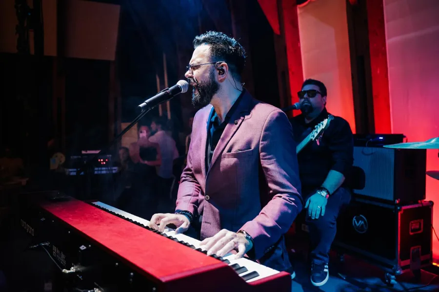 Petar Grašo svira klavijature kao gost na vjenčanju na Imanju Marincel.