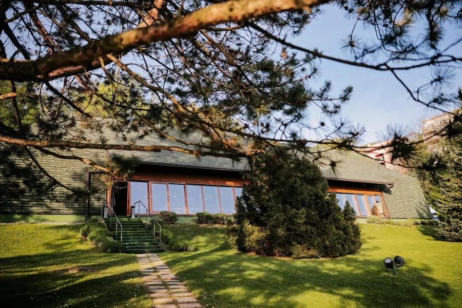 Imanje Marincel Zagreb pogled na salu izvana.