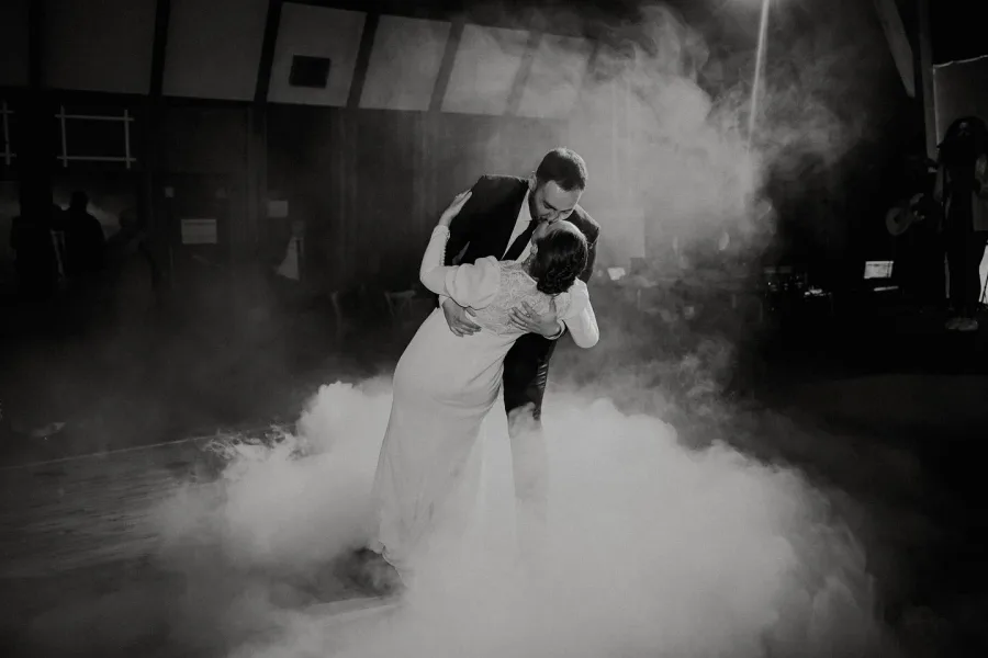 Mladenci koji se ljube u magli na prvom plesu na imanju Marincel.