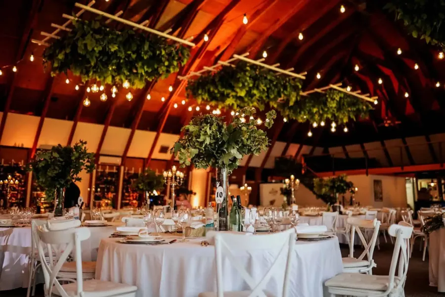 Pripremljena sala za vjenčanje s dekoracijom.