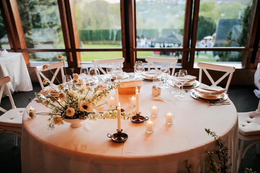 Okrugli stol za vjenčanje sa svijećama u sali Marincel Zagreb.