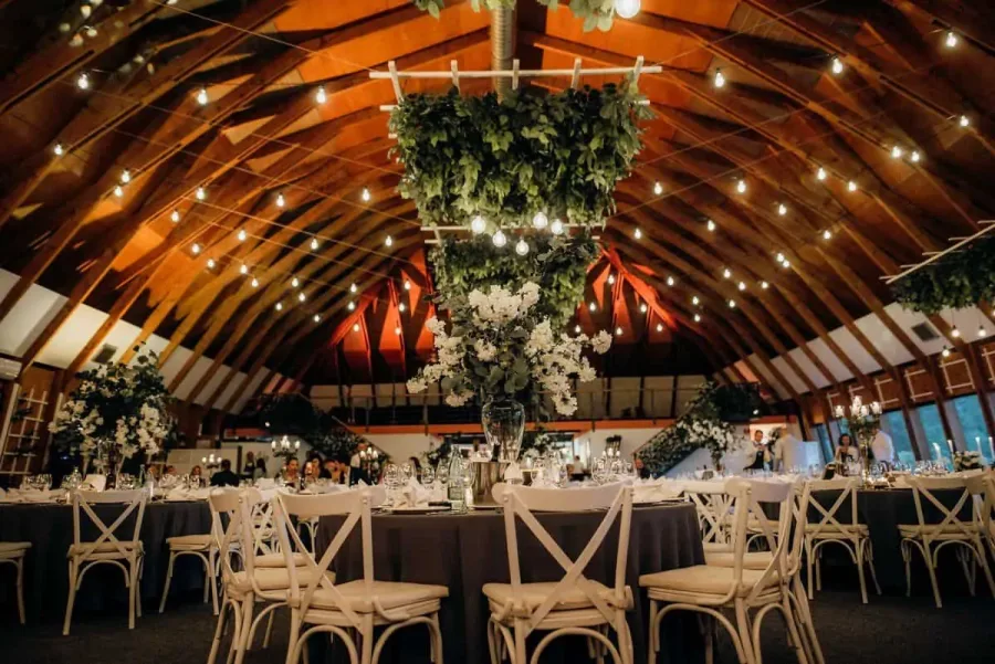 Dekorirana sala za vjenčanje sa zelenilom.