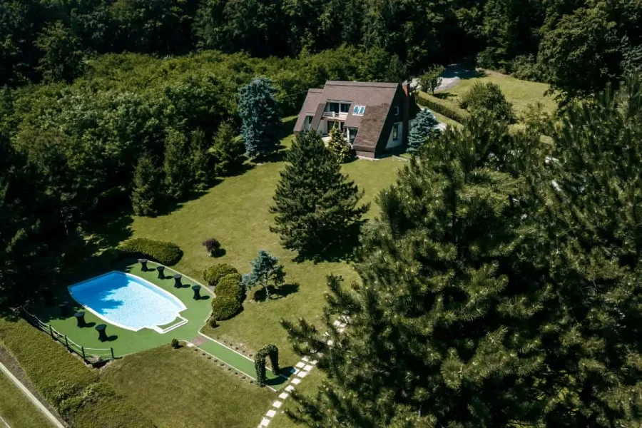 Sala za vjenčanje s bazenom u šumi i prirodi.