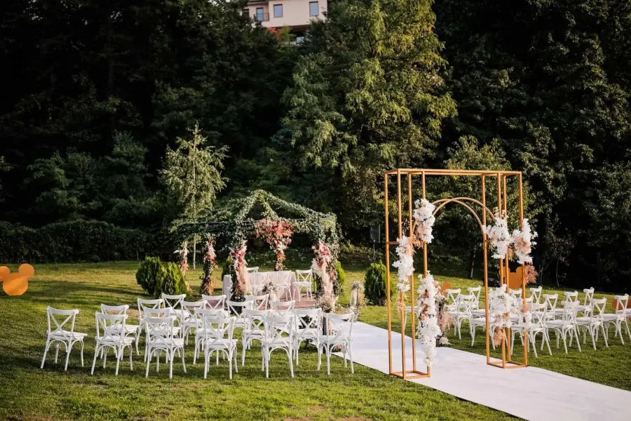 Sjenica za obred u prirodi u šumi.