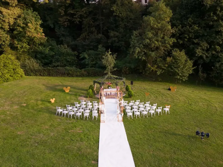Ceremonija vjenčanja na otvorenom u Zagrebu.