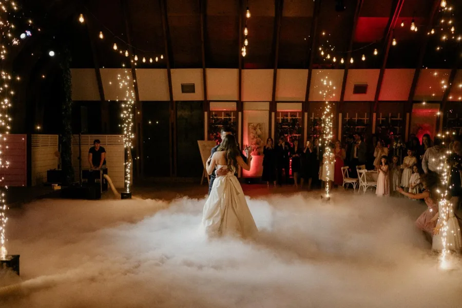 Mladenci plešu prvi ples u magli i prskalicama u sali za vjenčanja.