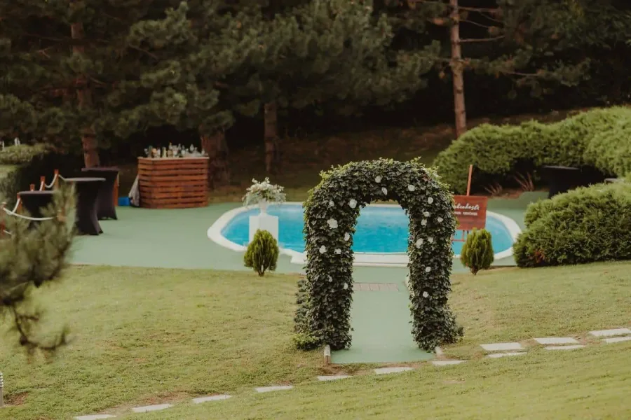 Doček vjenčanja uz bazen na otvorenom i prirodi.