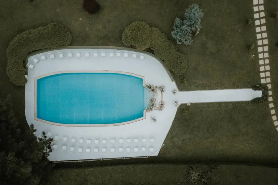 Pogled s visine na bazen za ceremoniju vjenčanja na imanju Marincel.