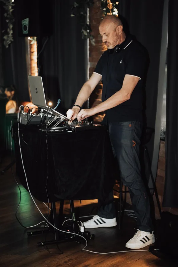 DJ Doogie na vjenčanju s kompletnom opremom u sali za vjenčanje.