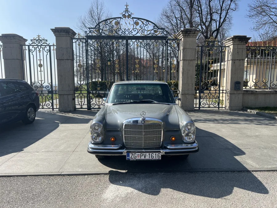 Luksuzni sivi retro automobil Mercedes iz 1967. godine, pogled s prednje strane na sjajnu karoseriju.