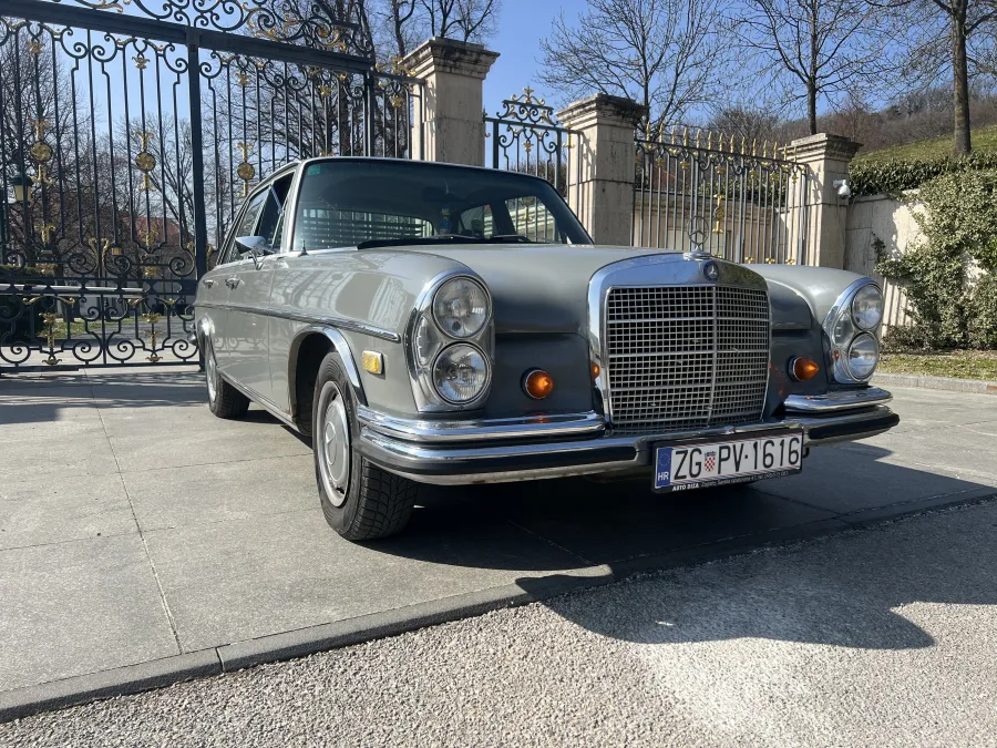 Dugačka, elegantna bočna linija sivog Mercedesa 280SE iz 1967., savršenog oldtimera za vjenčanja.