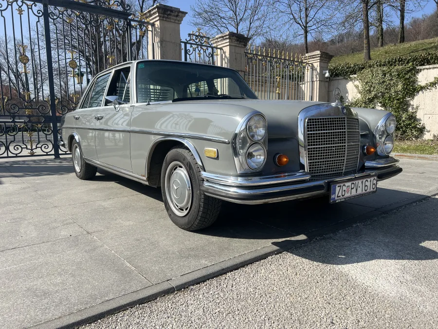 Detalj prednjih okruglih svjetala na sivom klasičnom Mercedesu za vjenčanja.