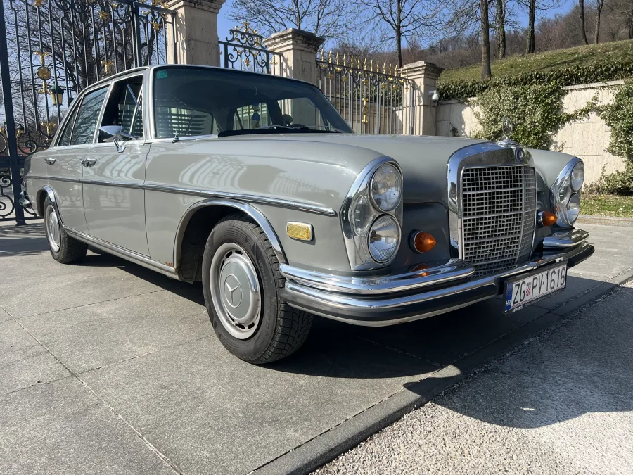 Klasični naplatci i gume na sivom retro Mercedesu 280SE.