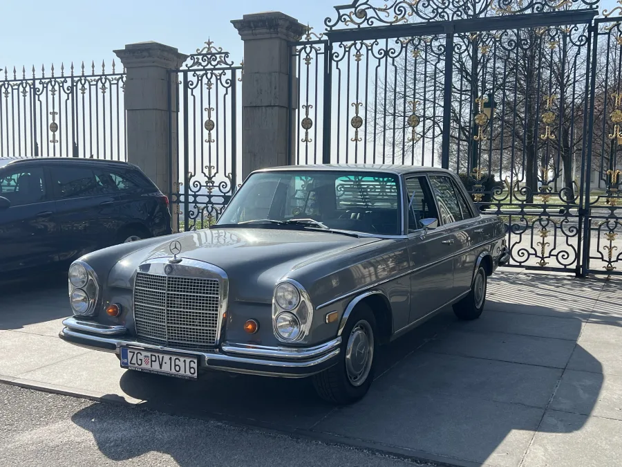 Sivi oldtimer Mercedes 280SE iz 1967. godine, pogled sprijeda s istaknutom kromiranom maskom, spreman za najam za vjenčanja.