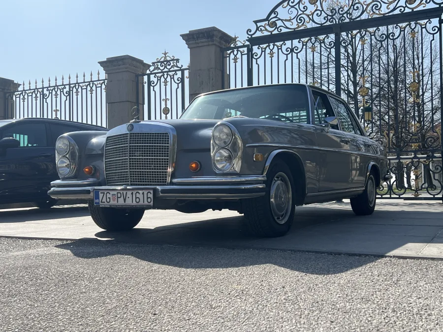 Prednji dio klasičnog sivog Mercedesa 280SE, elegantan retro automobil za vjenčanja.