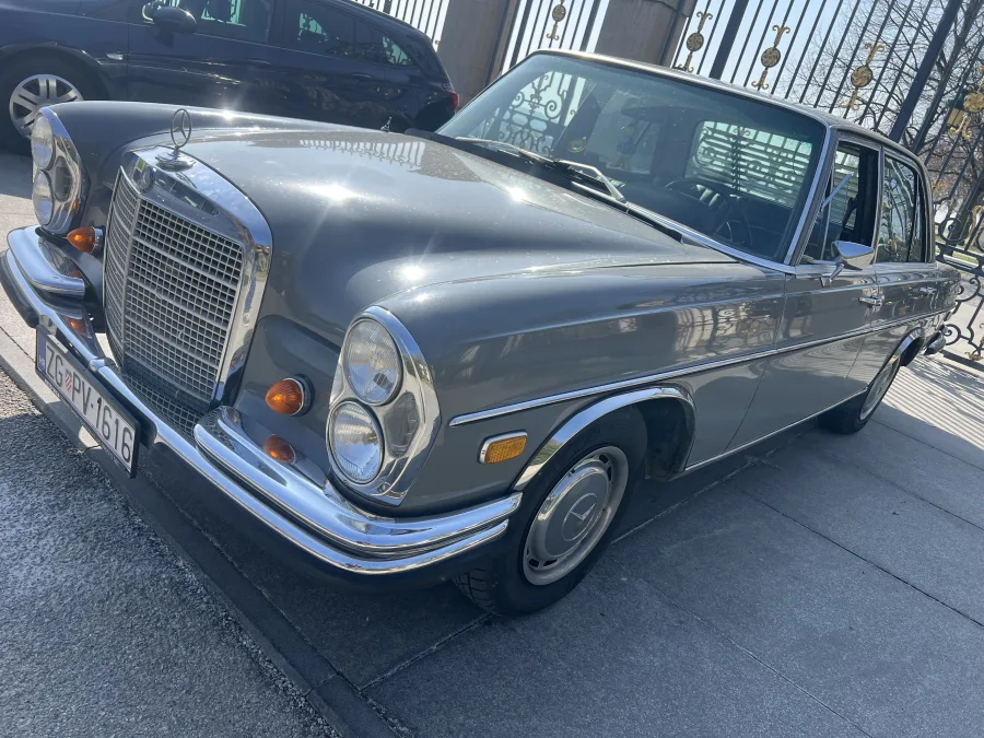 Sivi Mercedes oldtimer s metalnim dodacima iz 1967.